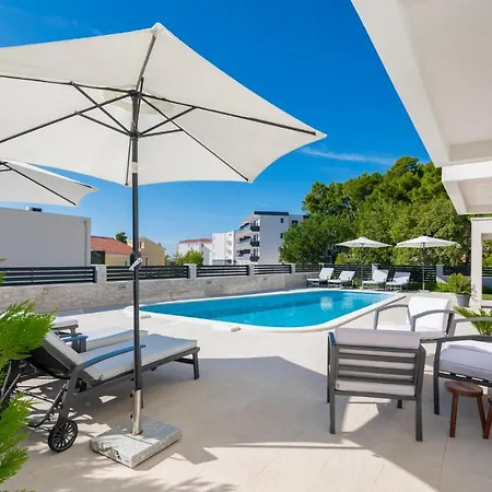 Gorgeous In With Swimming Pool