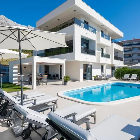 Gorgeous In With Swimming Pool *