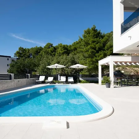 Gorgeous In With Swimming Pool